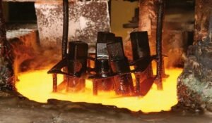 Fundição de aço inox com metal incandescente sendo vertido em molde, evidenciando a tecnologia e qualidade da Fultec Inox em peças técnicas sob medida.