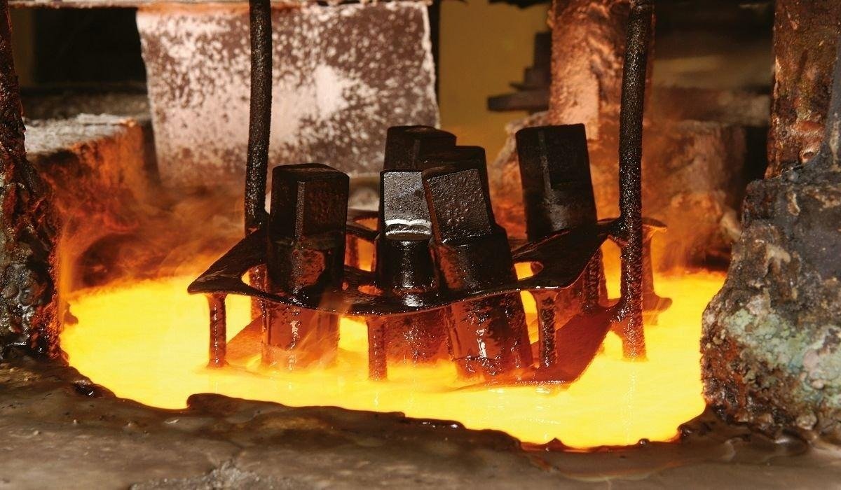 Fundição de aço inox com metal incandescente sendo vertido em molde, evidenciando a tecnologia e qualidade da Fultec Inox em peças técnicas sob medida.