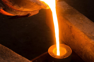 Imagem de fundição em areia com metal líquido sendo moldado, destacando o processo industrial da Fultec Inox em peças de aço sob medida e alta precisão.