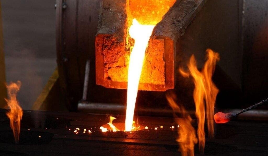 Imagem industrial mostrando processo de fundição com metal líquido sendo vertido em molde, destacando precisão e qualidade da Fultec Inox em projetos de peças sob medida.