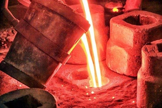 Processos de fundição de metais em ambiente industrial, com equipamentos e peças metálicas. Imagem ilustrativa da expertise da Fultec Inox em fundição de aço e ligas especiais.