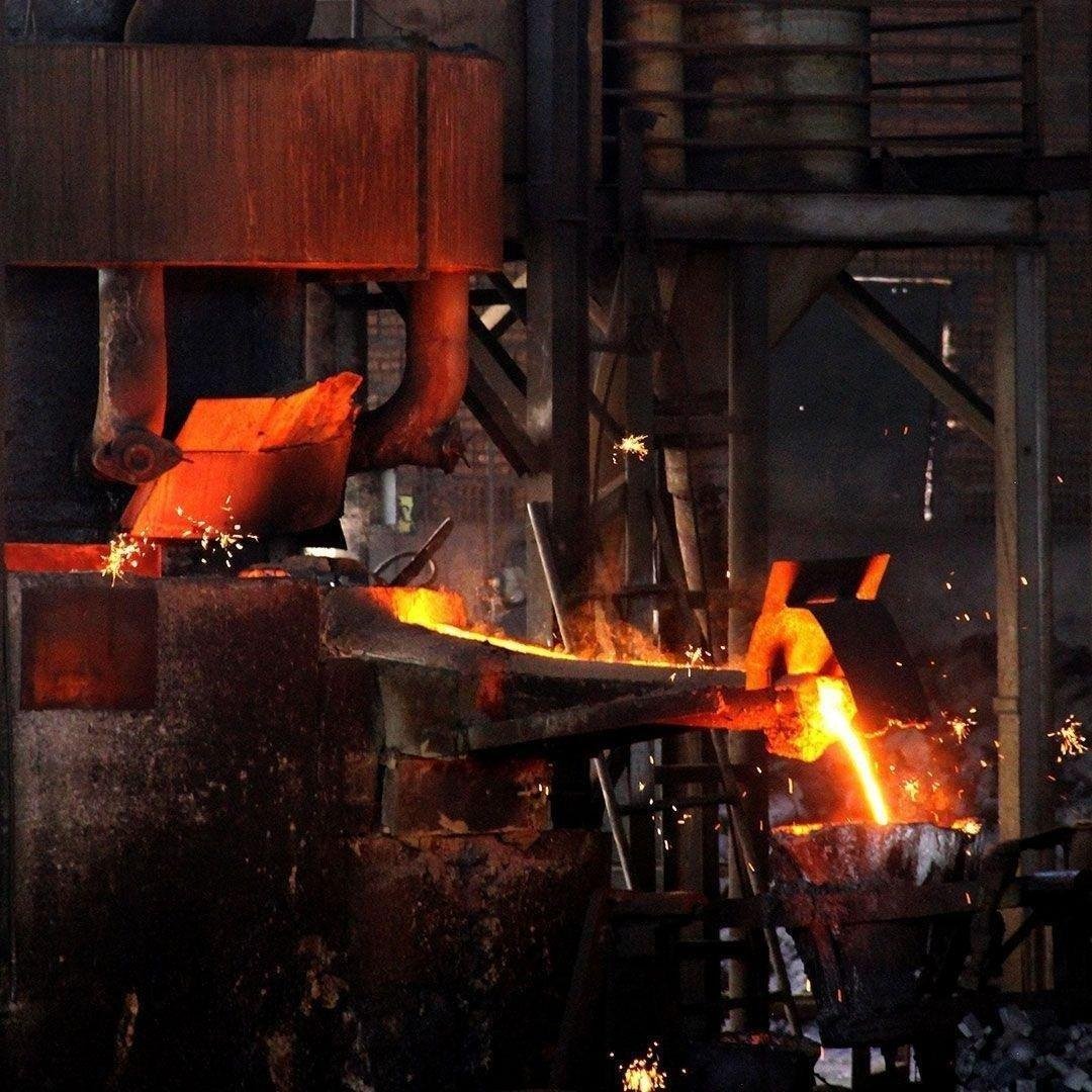 Peça metálica fundida utilizada em maquinário industrial, destacando a expertise da Fultec Inox em fundição em molde de areia para projetos personalizados.