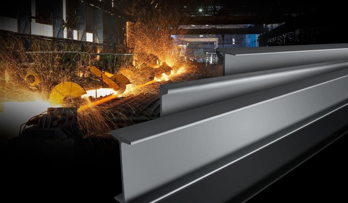 Vigas de aço em destaque diante de uma linha industrial com faíscas de corte, representando a expertise da Fultec Inox em fundição de ligas especiais para a indústria.