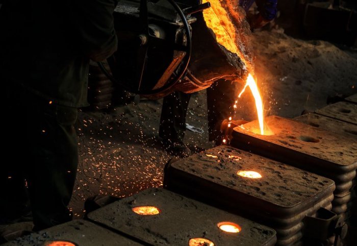 Imagem mostrando despejar o metal no molde